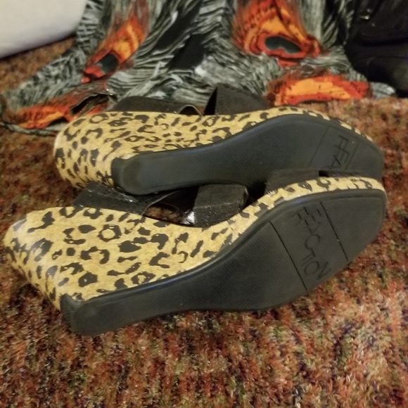 Sz 8 Kenneth Cole Black wedge heel sandals - Picture 5 of 7